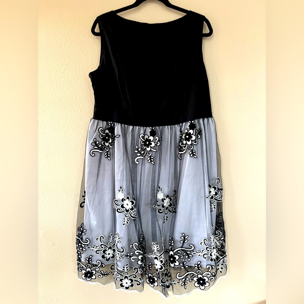 NWT Black White Floral Sleeveless Fit and Flare Size 16-18 Embroidered Dress